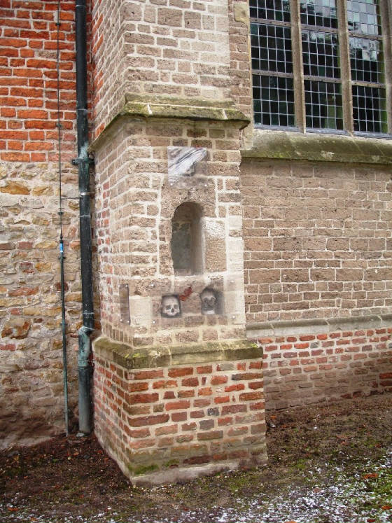 groenlo-calixtuskerk-schedels-1-kl.jpg