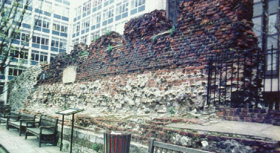 londen-brickwall-saint-alphage-garden-midden15e-eeuw-kl.jpg