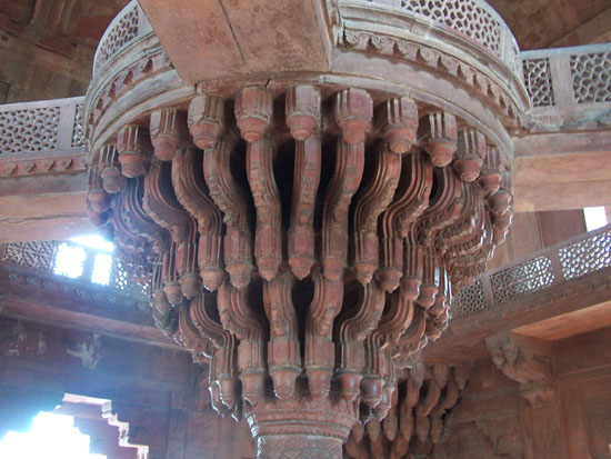 india_fatehpur_sikri-bewerktezuil_in_verlaten_mogulstad.jpg