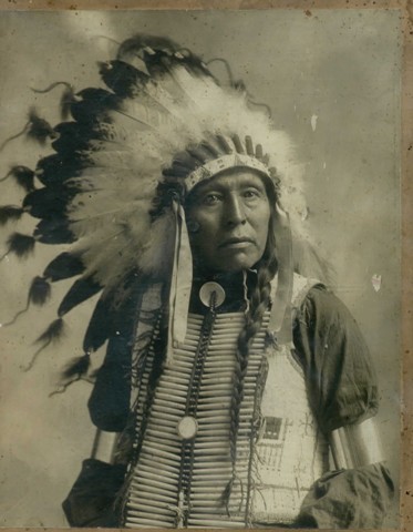 indian_chief_with_head_dress.jpg
